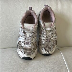 New Balance 320 Girls Sneakers in Silver and Light Pink